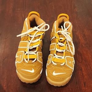 LITTLE KIDS' NIKE AIR MORE UPTEMPO BASKETBALL SHOES wheat 2.5Y